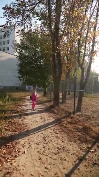 Egy Őszi Napon Egy Sportos Lány Kutyája Együtt Sétálnak Parkban — Stock videók