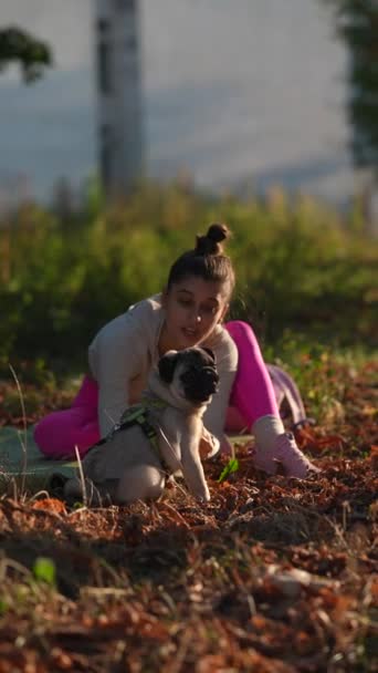 Sonbahar Parkında Sabah Gezintileri Sırasında Zeki Genç Bir Kadın Köpeğiyle — Stok video