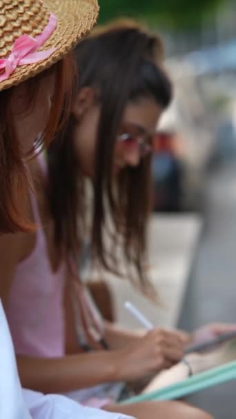 Μια Καλοκαιρινή Μέρα Δύο Γλυκές Νεαρές Γυναίκες Είναι Απασχολημένες Online — Αρχείο Βίντεο