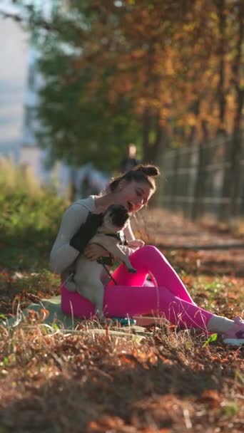 Obklopená Zlatým Listím Parku Spatřena Mladá Žena Hrající Svým Pug — Stock video