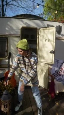 Hippi tarzında, güzel bir genç bayan yaşadığı karavanı sergiliyor. Yüksek kalite 4k görüntü