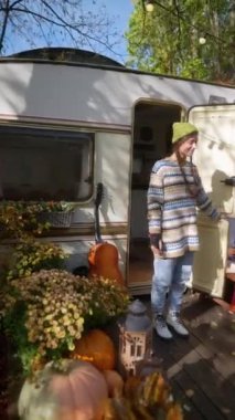 Genç ve güzel bir hippi kadın ev dediği karavanı gezdiriyor. Yüksek kalite 4k görüntü