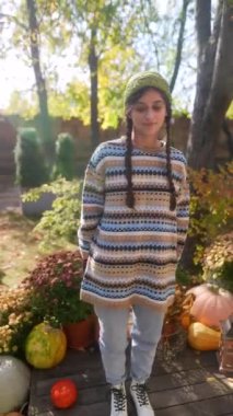 Genç ve güzel bir hippi kadın karavanı nerede yaşadığını gösteriyor. Yüksek kalite 4k görüntü