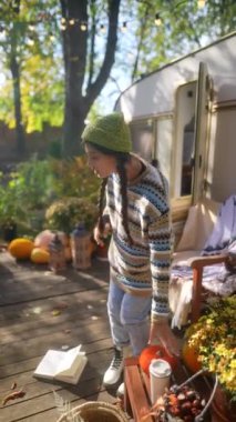 Hippi bir kız, evim dediği karavana göz atıyor. Yüksek kalite 4k görüntü