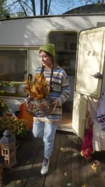 Hipster yeteneğiyle, çekici genç bir bayan yaşadığı karavanı sergiliyor. Yüksek kalite 4k görüntü