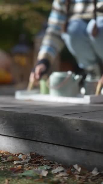一个迷人的姑娘带着她的嬉皮士气质 带着茶壶和茶杯走进秋天的花园 高质量的4K镜头 — 图库视频影像