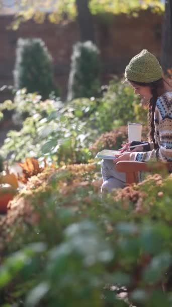 Uprostřed Podzimního Slunce Předvádí Hipsterová Svou Práci Tabletu Zároveň Užívá — Stock video