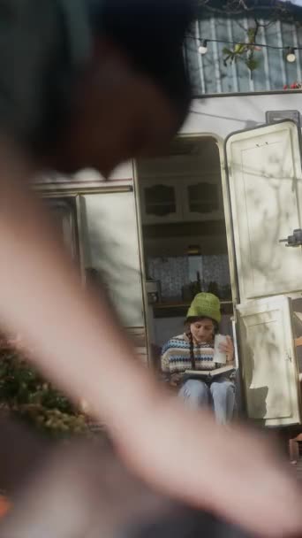 在秋天的树叶中 人们看到一个嬉皮士姑娘拿着一本书和一杯热饮料 高质量的4K镜头 — 图库视频影像