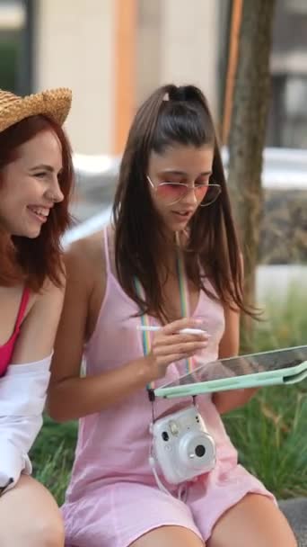 Duas Jovens Enérgicas Senhoras Com Tablet Frutas Estão Fazendo Uma — Vídeo de Stock