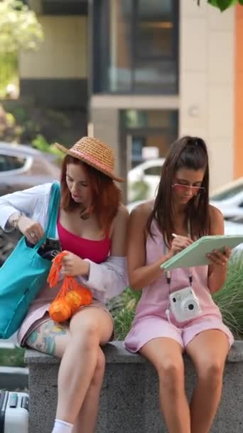 Verão Dois Amigos Atraentes São Vistos Livre Com Telefone Tablet — Vídeo de Stock
