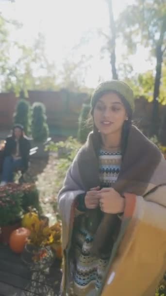 Kebun Musim Gugur Seorang Wanita Muda Yang Cantik Dibungkus Selimut — Stok Video