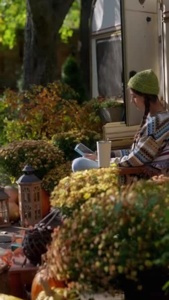 Roztomilá Mladá Hippie Žena Používá Tablet Podzimní Zahradě Před Přívěsem — Stock video