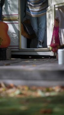 Genç bir kadın sarı yapraklı karavanın yanında dans ediyor. Yüksek kalite 4k görüntü