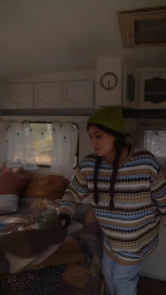 Uma Linda Jovem Hipster Sai Trailer Envolve Cobertor Imagens Alta — Vídeo de Stock