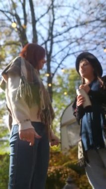 İki hippi meraklısı güneşli sonbahar havasını en iyi şekilde değerlendirip bahçelerin güzelliğini kucaklıyor. Yüksek kalite 4k görüntü