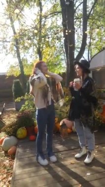 Güneşli bir sonbahar gününde şık ve güzel kızlar hippi kıyafetleriyle atmosferde sırılsıklam olurlar. Yüksek kalite 4k görüntü