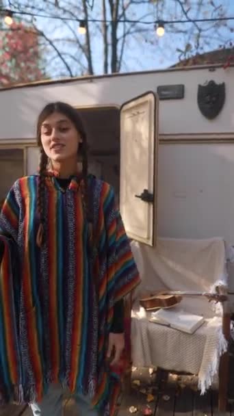 Vestida Como Uma Hippie Uma Mulher Adorável Jovem Vista Com — Vídeo de Stock
