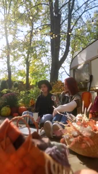 Две Молодые Девушки Излучающие Дух Хиппи Общаются Чаем Беседуют Потрясающем — стоковое видео