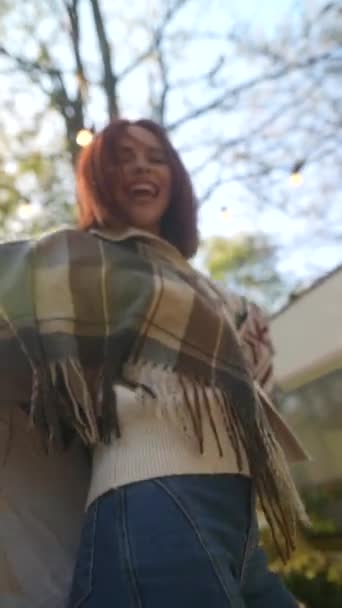 Krásná Zrzka Dívka Oblečená Hipísáckém Stylu Vychutnává Slunečné Podzimní Počasí — Stock video