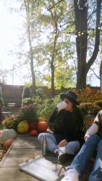 Deux Jeunes Filles Élégantes Attrayantes Vêtues Vêtements Hippies Savourent Leurs — Video