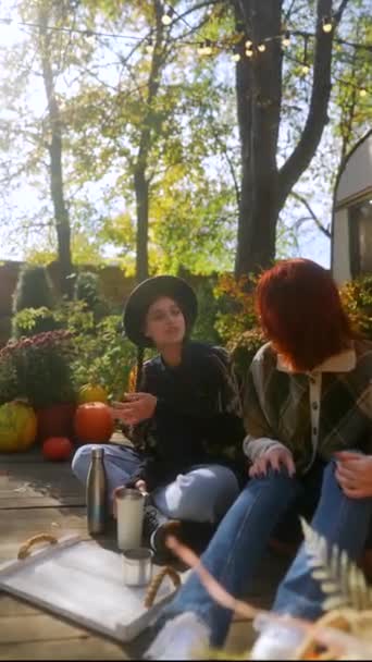 Umgeben Von Gelben Herbstblättern Genießen Diese Attraktiven Jungen Hippie Mädchen — Stockvideo
