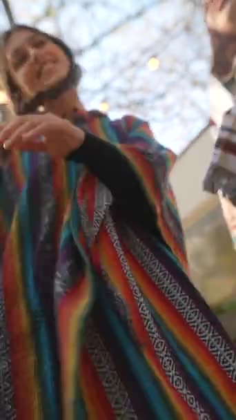 Hippi Gibi Giyinmiş Bir Çift Genç Kız Sonbahar Bahçesinde Dans — Stok video