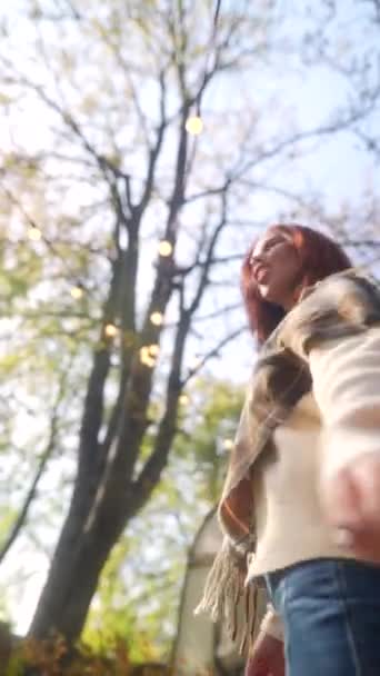Met Haar Hippie Vibe Heeft Een Prachtige Roodharige Een Bijzondere — Stockvideo