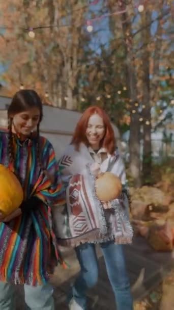 Höstträdgården Bär Två Vackra Flickor Hippiedräkter Pumpor Högkvalitativ Film — Stockvideo