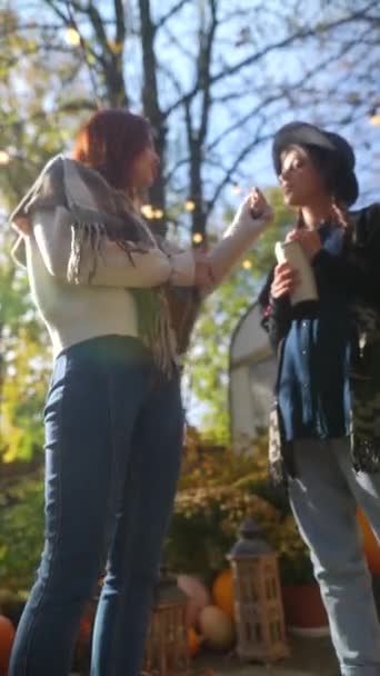 Dvě Módní Mladé Ženy Plně Ponořené Hippie Životního Stylu Vychutnat — Stock video