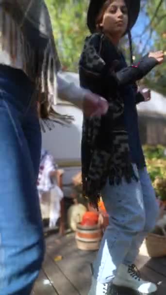 Krásné Mladé Dívky Hippie Oblečení Tančí Slunečného Podzimního Dne Vysoce — Stock video