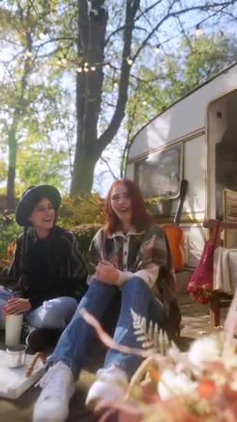 Tyto Dvě Módní Mladé Ženy Ponořené Hipísáckého Ducha Vychutnávají Horké — Stock video