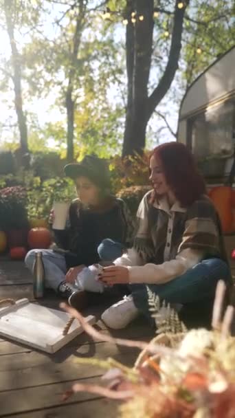 Hippie Oblečení Ohromující Dívky Popíjejí Čaj Sluncem Zalité Terase Během — Stock video