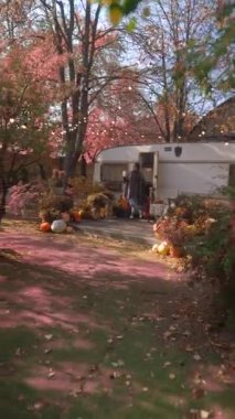 Hippi cazibesiyle, güzel bir genç kadın hayatı bir karavanda yaşarken bir fincan sıcak içecek taşır. Yüksek kalite 4k görüntü