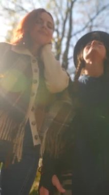 İki hippi meraklısı güneşli sonbahar havasını en iyi şekilde değerlendirip bahçelerin güzelliğini kucaklıyor. Yüksek kalite 4k görüntü