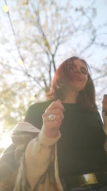 Hippi havalarıyla, çarpıcı genç bayanlar ukulele tıngırdatır ve ritmine göre dans ederler. Yüksek kalite 4k görüntü