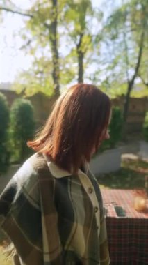 Havalı ve genç bir kadın, hippi yaşam tarzına tamamen dalmış, güneşli sonbahar havasından zevk alıyor. Yüksek kalite 4k görüntü