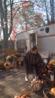 Gerçek bir hippi tarzında, çekici ve genç bir kız sıcak bir bardak içeceğin tadını çıkarırken karavan hayatının hikayelerini anlatır. Yüksek kalite 4k görüntü