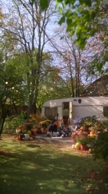 Hippi ruhlarını yayarak, iki genç kadın sonbaharda güneşli terasta çaylarının tadını çıkarıyorlar. Yüksek kalite 4k görüntü