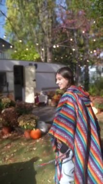 Hippi cazibesiyle, güzel bir genç kadın hayatı bir karavanda yaşarken bir fincan sıcak içecek taşır. Yüksek kalite 4k görüntü