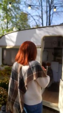 Cazibesini saçan genç bir bayan sonbahar bahçesinde bir sepet balkabağı tutuyor. Yüksek kalite 4k görüntü