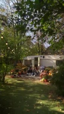 İki şık ve güzel kız, hippi gibi giyinmiş, güneşli terasta çayla gevşiyorlar. Yüksek kalite 4k görüntü