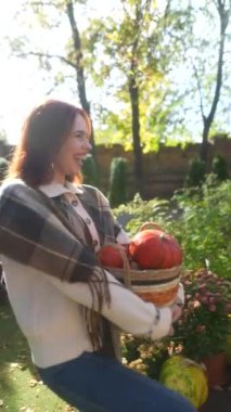 İki genç hippi kız ellerinde balkabaklarıyla sonbahar havasını kucaklarken görülüyor. Yüksek kalite 4k görüntü