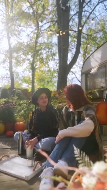 迷人的年轻嬉皮士女孩在金黄的秋叶中享受着热饮 高质量的4K镜头 — 图库视频影像
