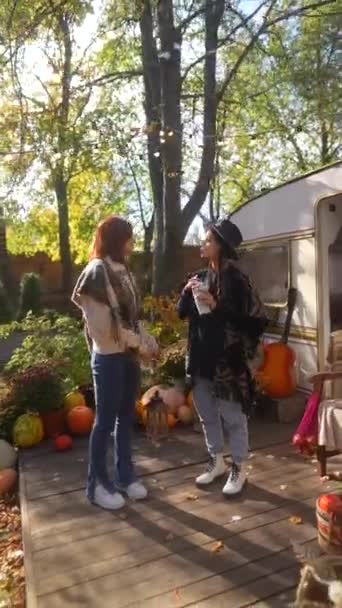 Dvě Mladé Ženy Ozařující Jejich Hipísáckého Ducha Spojují Slunečným Podzimním — Stock video