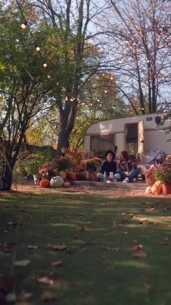 Malebné Podzimní Zahradě Živé Hippie Dívky Sdílet Čaj Zapojit Příjemné — Stock video