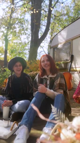 Ohromující Mladé Dámy Svými Hipísáckými Vibracemi Popíjejí Horké Nápoje Uprostřed — Stock video