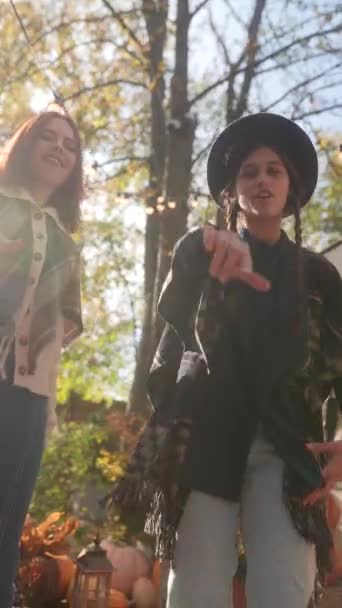 Dvě Hippie Inspirované Mladé Dívky Radostně Tančí Podzimní Zahradě Vysoce — Stock video