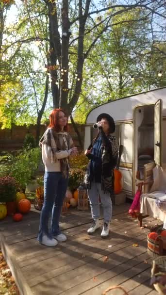 Pravém Hippie Módě Okouzlující Mladistvé Dívky Vychutnat Slunečném Podzimním Dni — Stock video
