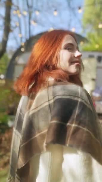 Güneşli Bir Sonbahar Gününde Hippi Ruhuna Sahip Bir Kızıl Bahçede — Stok video