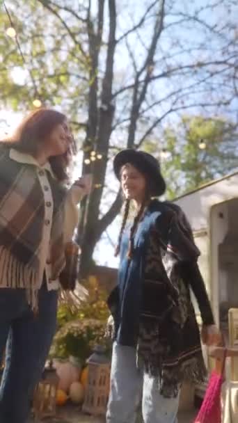 Hippi Tarzı Giyinmiş Bir Çift Genç Kız Sonbaharda Bahçede Dans — Stok video
